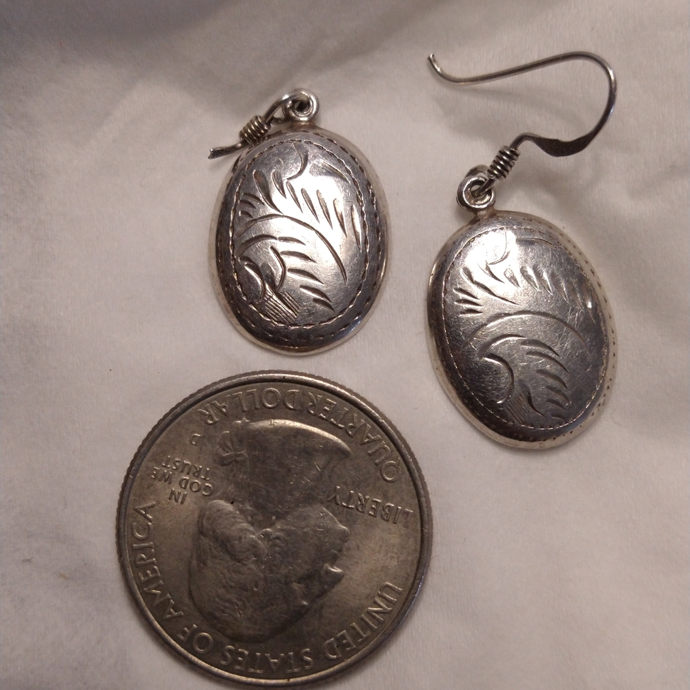 Elegant Silver Leaf Pattern Earrings - image 3